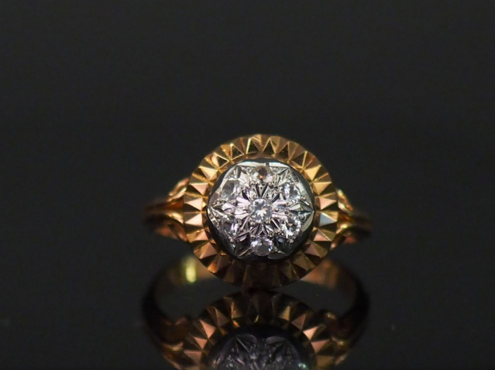 Bague dôme en or jaune, sertie de pierres à l'imitation du diamant. Mo
