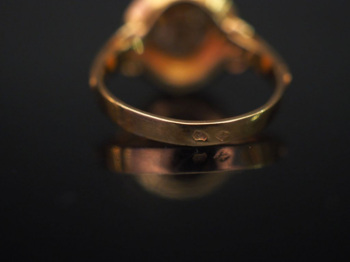 Bague dôme en or jaune, sertie de pierres à l'imitation du diamant. Mo