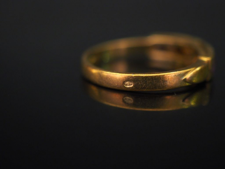 Bague jonc en or jaune, sertie de cinq pierres de couleur. TDD. 54 Poi