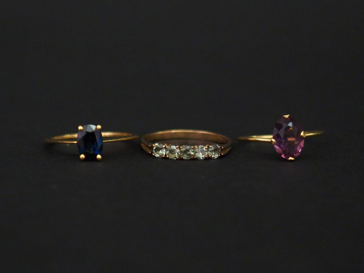 Ensemble comprenant :  - une bague jonc en or jaune, sertie d'une lign