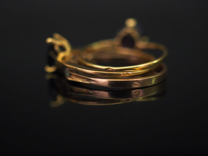 Ensemble comprenant :  - une bague jonc en or jaune, sertie d'une lign