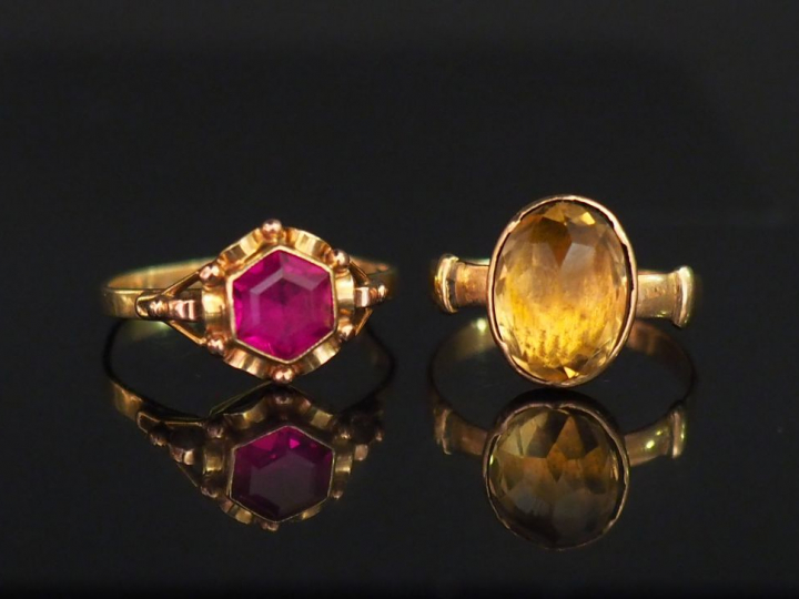 Ensemble comprenant :  - une bague en or jaune, sertie en son centre d