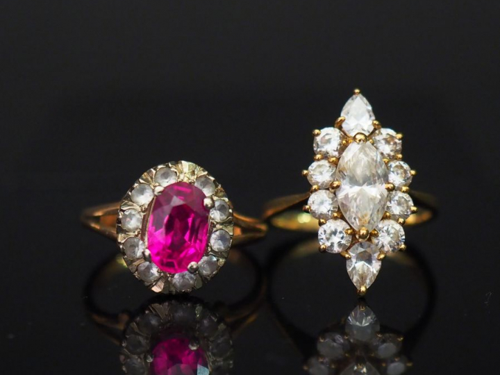 Ensemble comprenant :  - une bague de forme marguerite en or jaune, se