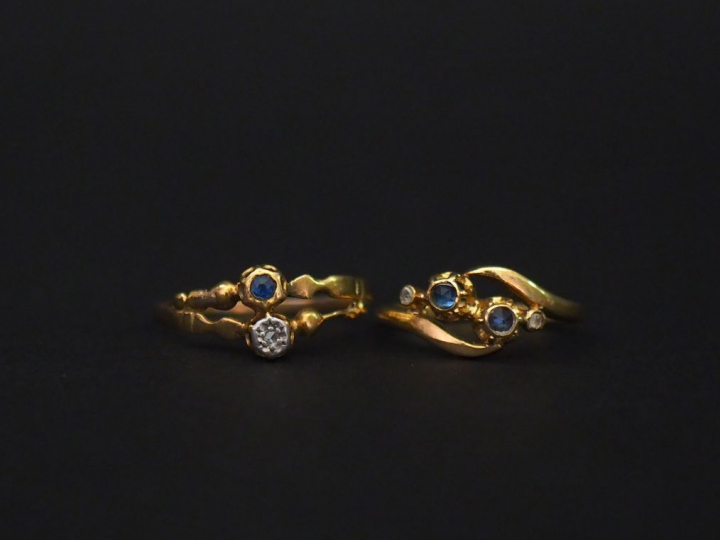Ensemble comprenant :  - une bague en or jaune, sertie de deux pierres