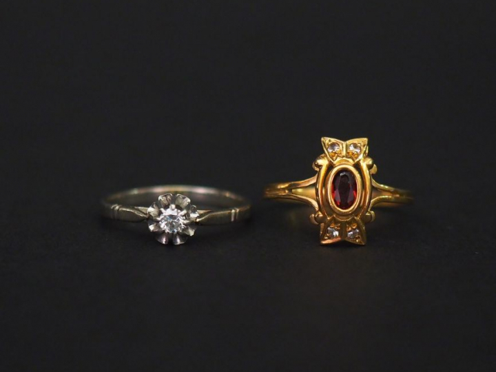 Ensemble comprenant :  - une bague solitaire en platine, sertie en son