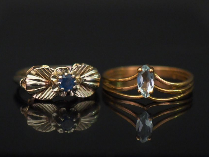 Ensemble comprenant : - une bague en or blanc en forme de nœud, sertie