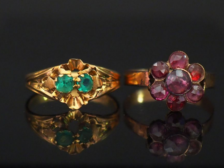 Ensemble comprenant :  - une bague de forme marguerite en or jaune, se