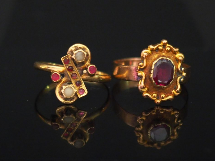 Ensemble comprenant :  - une bague en or jaune, à décor de cartouche s