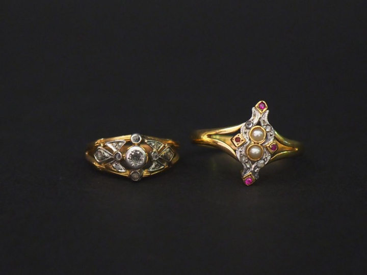 Ensemble comprenant :  - une bague de forme marquise en or jaune, sert