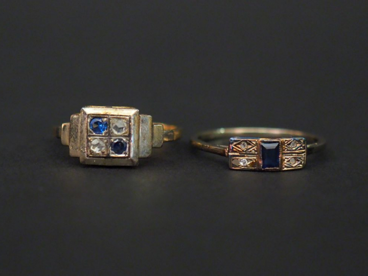 Ensemble comprenant : - une bague de style Art déco en or, sertie en s