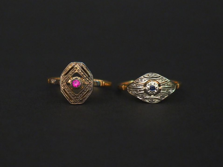 Ensemble comprenant :  - une bague ajourée en or jaune, sertie en son 