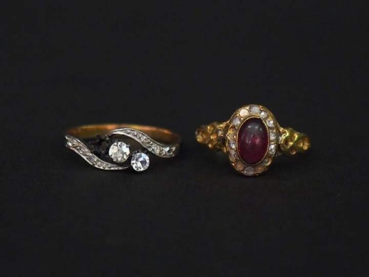 Ensemble comprenant :  - une bague en or jaune, sertie en son centre d