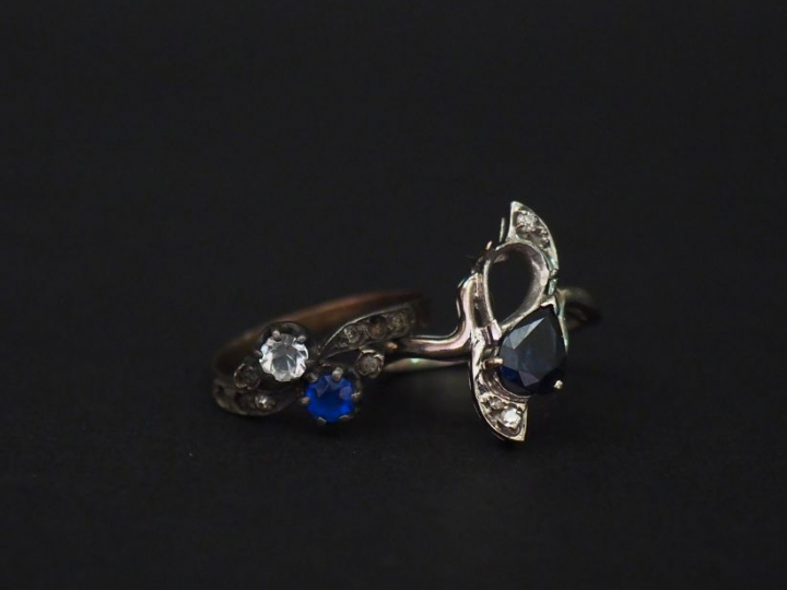 Ensemble comprenant :  - une bague de forme stylisée en or blanc, sert