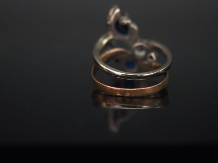 Ensemble comprenant :  - une bague de forme stylisée en or blanc, sert