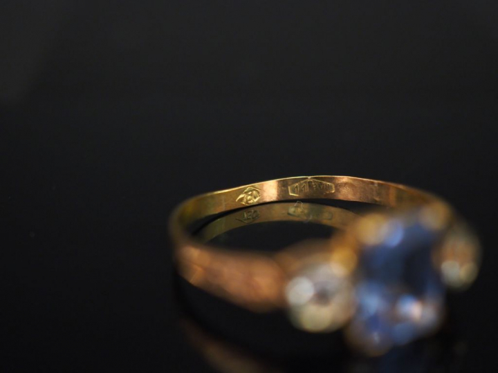 Ensemble comprenant :  - une bague en or jaune, sertie en son centre d