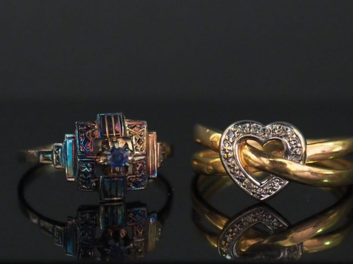 Ensemble comprenant :  - une bague en or jaune composée de deux anneau