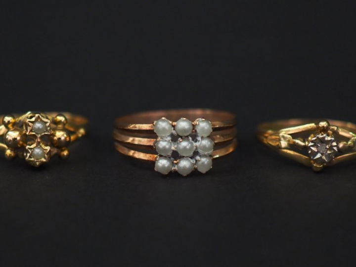 Ensemble comprenant :  -	 une bague en or jaune, sertie d’un pavage de