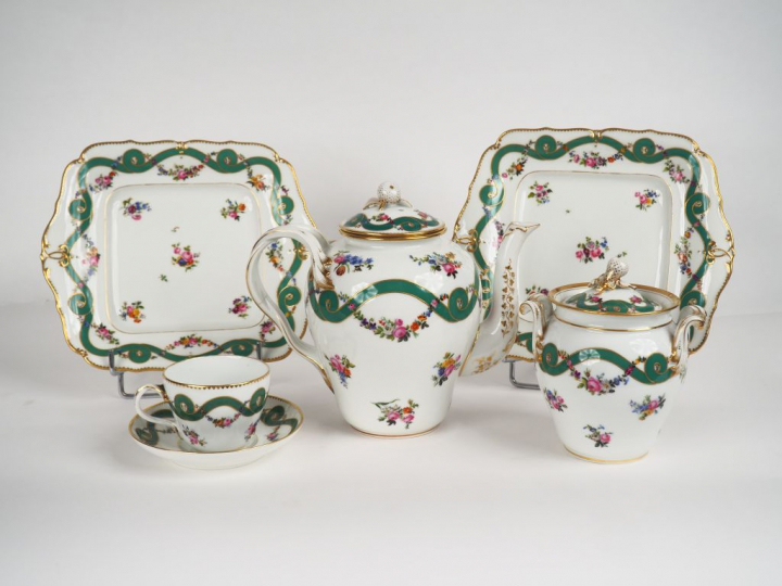 Théière, sucrier, tasse et tous tasse , paire de plats à gâteaux Napol