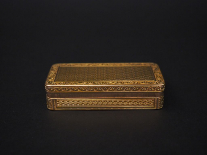 	Tabatière rectangulaire début XIXème en or jaune, à décor de rinceaux