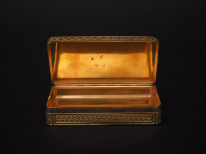 	Tabatière rectangulaire début XIXème en or jaune, à décor de rinceaux