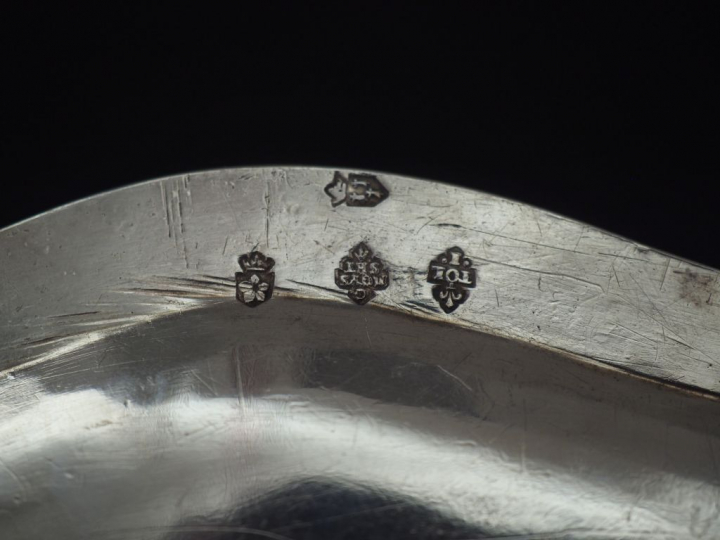MOYSSET à Toulouse Grand plat rond  XVIIIème en argent, modèle à filet
