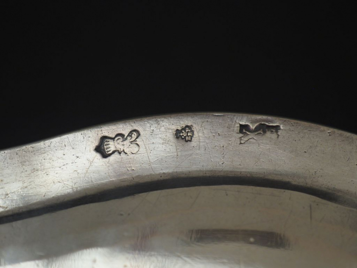 Plat rond XVIIIème en argent, à décor de filets moulurés. Armorié. Dia