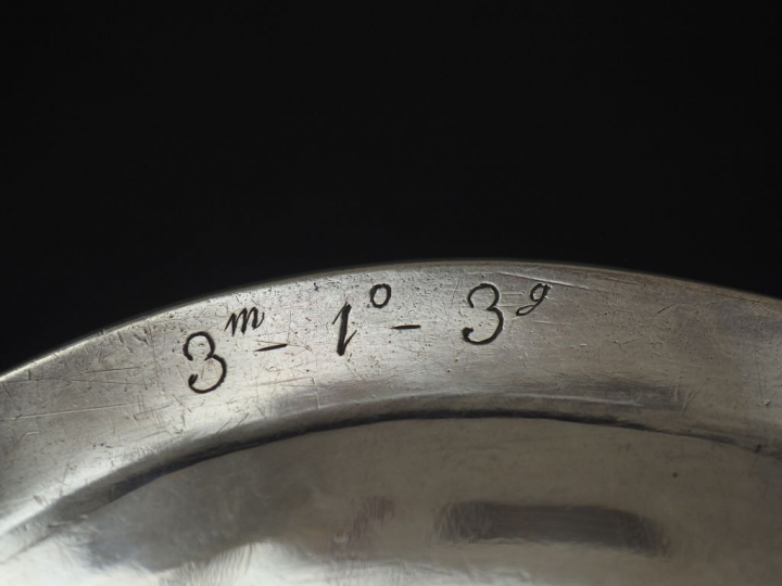 Plat rond XVIIIème en argent, à décor de filets moulurés. Armorié. Dia