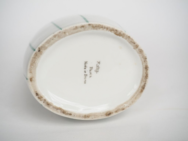 ROBJ.  Bouteille à liqueur en porcelaine polychrome "le cuisinier". Si