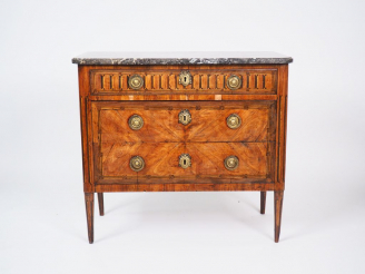 Vente aux enchères Commode Louis XVI en marqueterie à décor d'ailes de papillons et de ca