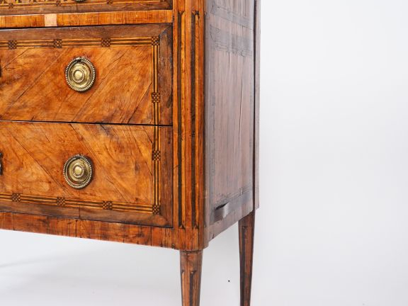 Commode Louis XVI en marqueterie à décor d'ailes de papillons et de ca