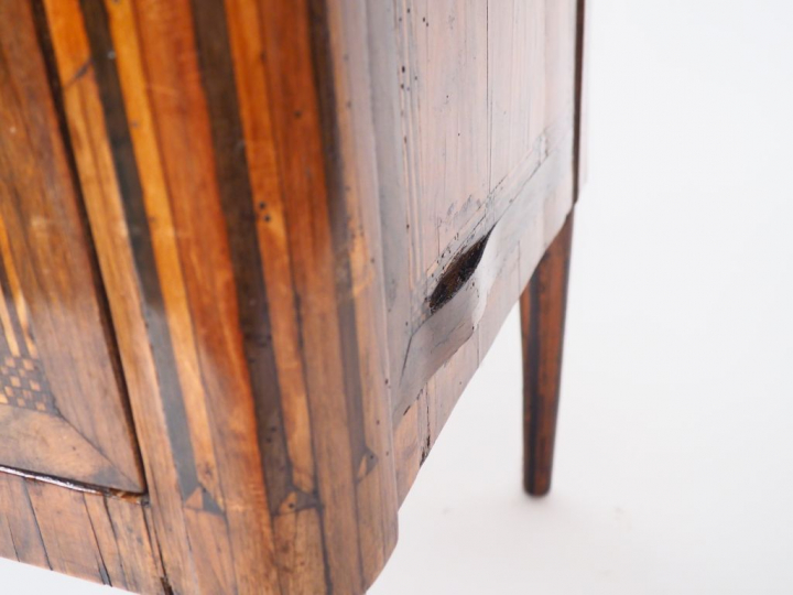 Commode Louis XVI en marqueterie à décor d'ailes de papillons et de ca