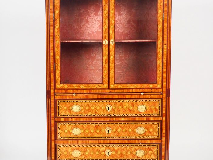 Vitrine secrétaire Louis XVI en marqueterie, à décor de cubes, de fleu