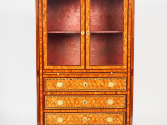 Vente aux enchères Vitrine secrétaire Louis XVI en marqueterie, à décor de cubes, de fleu