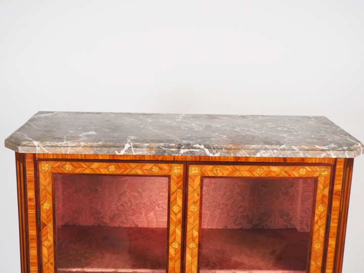 Vitrine secrétaire Louis XVI en marqueterie, à décor de cubes, de fleu