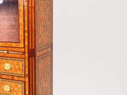 Vitrine secrétaire Louis XVI en marqueterie, à décor de cubes, de fleu
