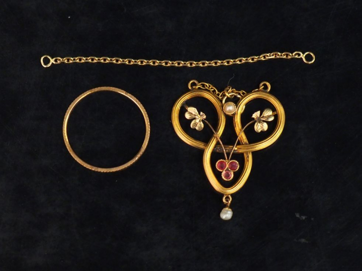 Pendentif ajouré de style Art Nouveau en or jaune, à décor de trèfle s