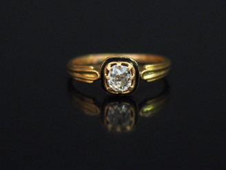 Vente aux enchères Bague solitaire Napoléon III en or jaune et émail noir, sertie en son 