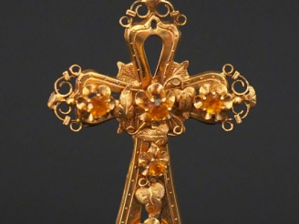 Vente aux enchères Pendentif Napoléon III en forme de croix en or jaune, à décor ajouré d