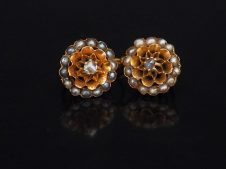 Vente aux enchères Paire de perce-oreilles Napoléon III en or jaune, à décor de fleur ser