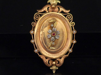 Vente aux enchères Broche/pendentif Napoléon III trois tons d'or, à décor en son centre d