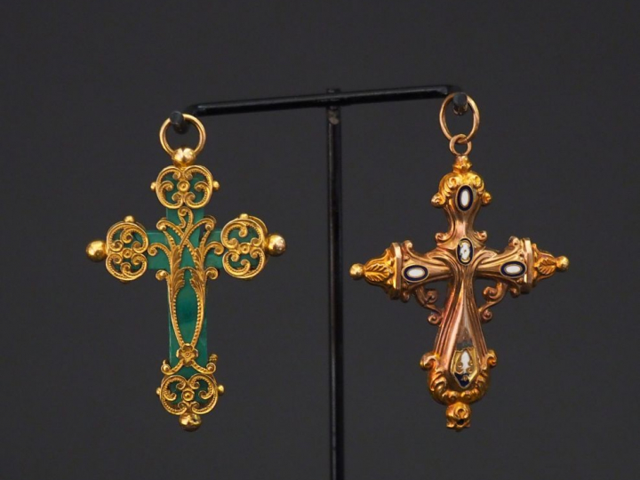Ensemble comprenant :  - un pendentif en forme de croix en or jaune et