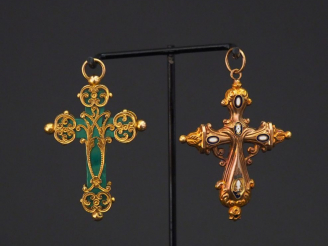 Vente aux enchères Ensemble comprenant :  - un pendentif en forme de croix en or jaune et