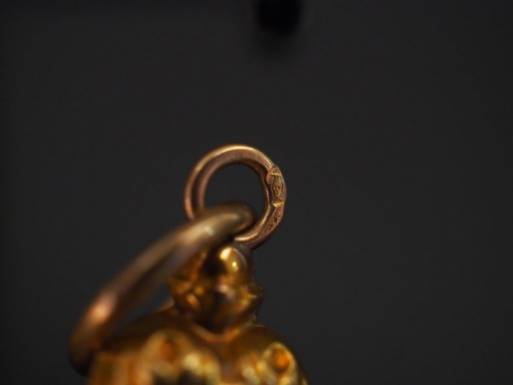 Ensemble comprenant :  - un pendentif en forme de croix en or jaune et