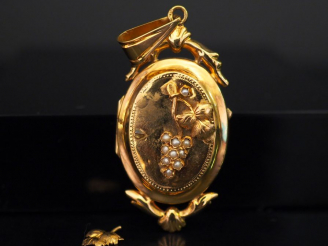 Vente aux enchères Pendentif Napoléon III en or jaune, à décor de grappe de raisins serti