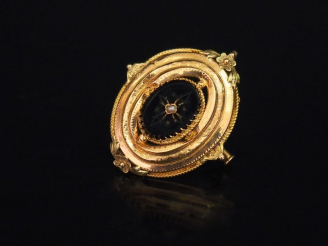 Vente aux enchères Broche/pendentif Napoléon III en or jaune et onyx noir, à décor en son