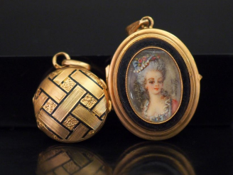 Vente aux enchères Ensemble comprenant :  - un pendentif porte-photo de style Louis XVI e