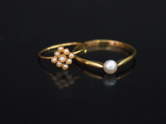Vente aux enchères Ensemble comprenant :  - une petite bague Napoléon III en or jaune et 