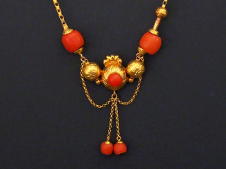 Vente aux enchères Collier Napoléon III en or jaune, agrémentée de perles de corail, à dé