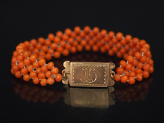 Vente aux enchères Petit bracelet manchette Napoléon III en perles de corail et or jaune.
