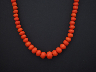 Vente aux enchères Collier de perles de corail facettées et disposées en chute. Joli ferm